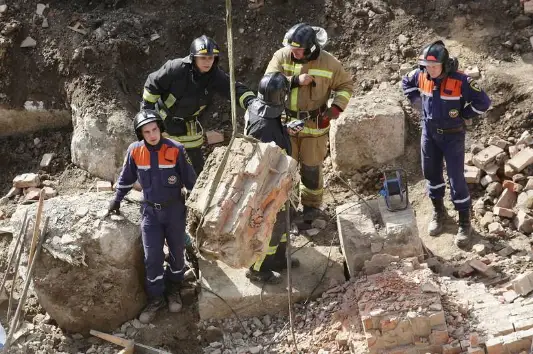 Три человека погибли в результате обрушения стены в Новосибирске