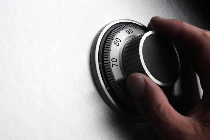 Сейф с 700 тысячами тенге и документами вынесли в Экибастузе