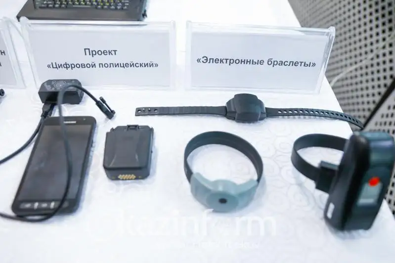 В Казахстане за освободившимися осужденными начнут следить по электронным браслетам