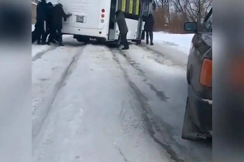 Из-за неочищенной дороги пассажиры толкали автобус в Петропавловске