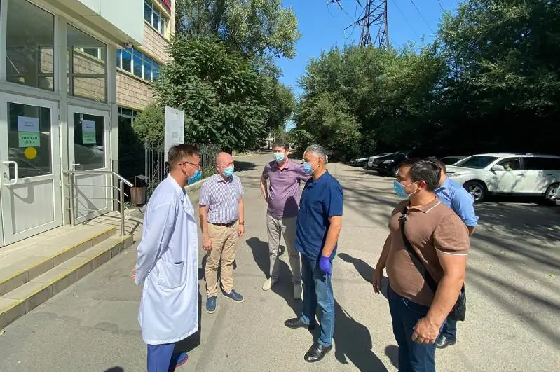 Депутаты Мажилиса посетили частный провизорный центр в Алматы