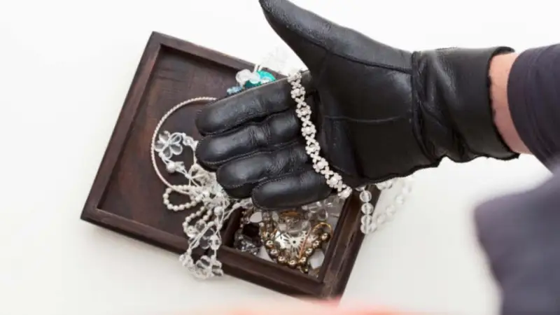 Кражу ювелирных изделий на крупную сумму денег раскрыла полиция Караганды