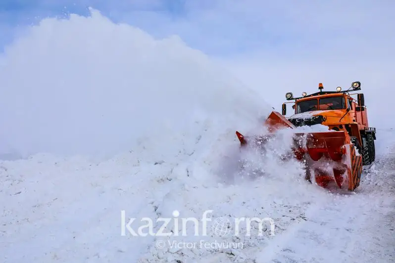 Как дорожная служба боролась с бураном