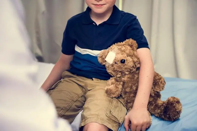 Аружан Саин оказывает помощь пострадавшим в авиакатастрофе детям