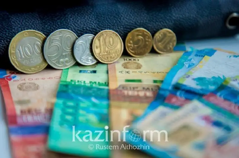 В Минтруда подробно объяснили, кто может претендовать на 42,5 тысячи тенге соцпомощи