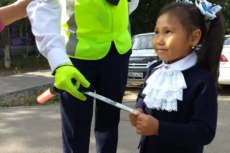 Полицейские с жезлами дежурят на перекрестках у каждой школы в Павлодарской области