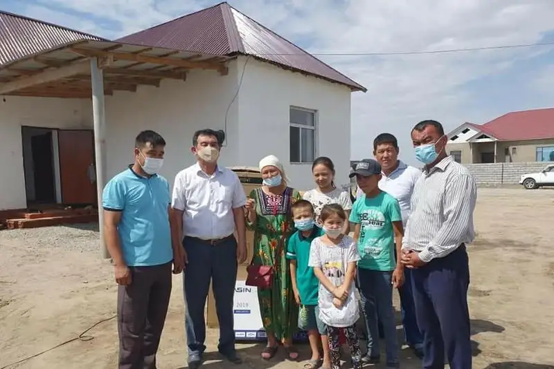 Выпускники подарили дом многодетной матери в Туркестанской области