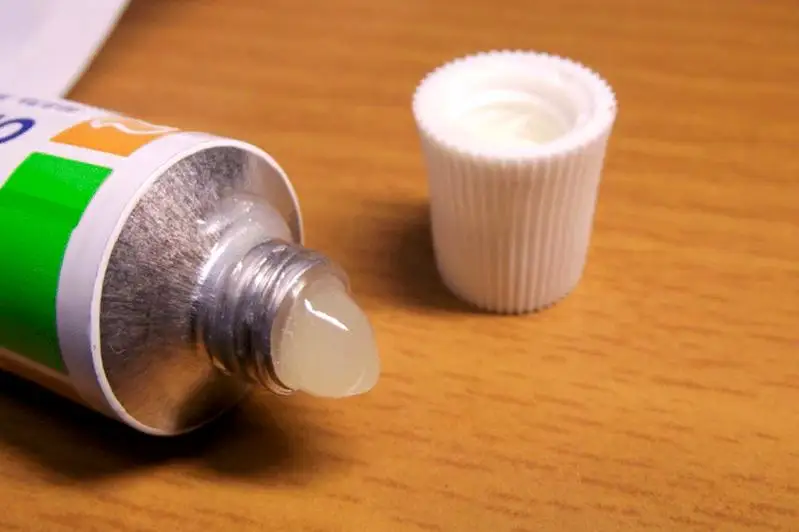 Вместо медицинской маски предложили использовать оксолиновую мазь