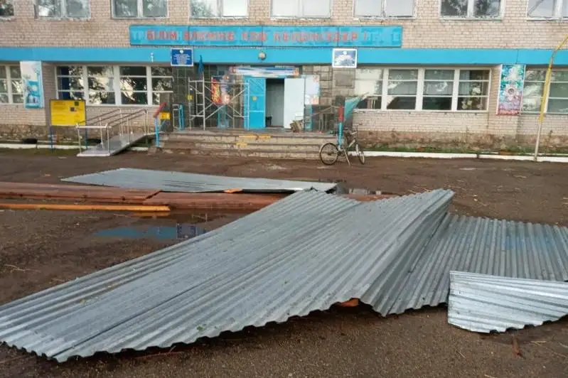 Сильный ветер сорвал кровлю зданий в ВКО