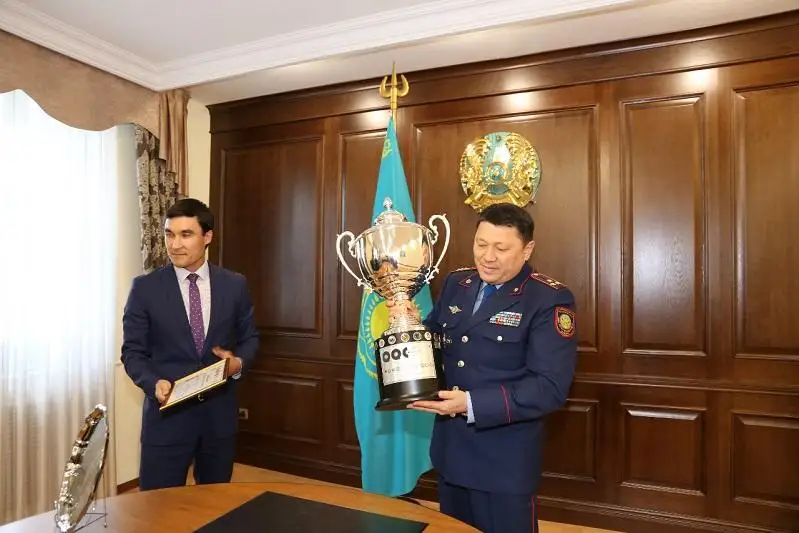 Серик Сапиев вручил кубок соревнований по мини-футболу руководителю столичной полиции