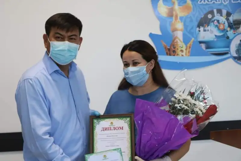 По 100 тысяч тенге подарил ученикам и учителям меценат в ЗКО