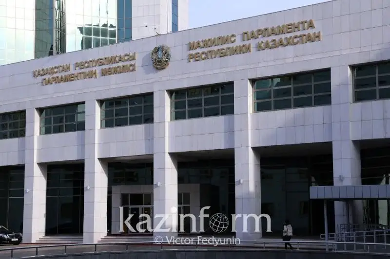 Пленарное заседание Мажилиса проходит в новом формате