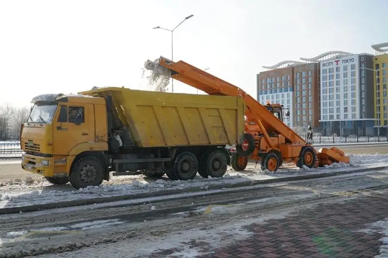 Более тысячи единиц спецтехники убирают снег в столице