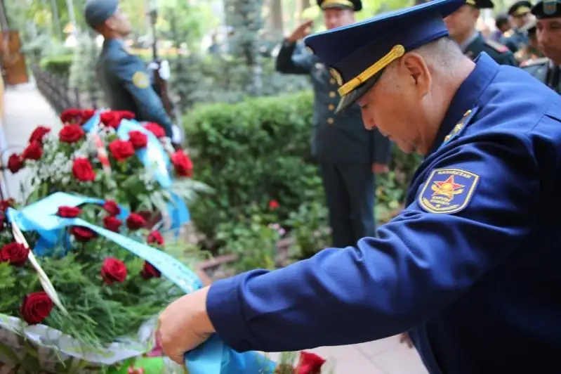 Торжественное возложение цветов к мемориальной доске Сагадата Нурмагамбетова прошло в Алматы