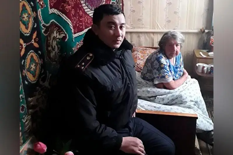 Участковый вынес 82-летнюю пенсионерку из задымленного дома в Акмолинской области