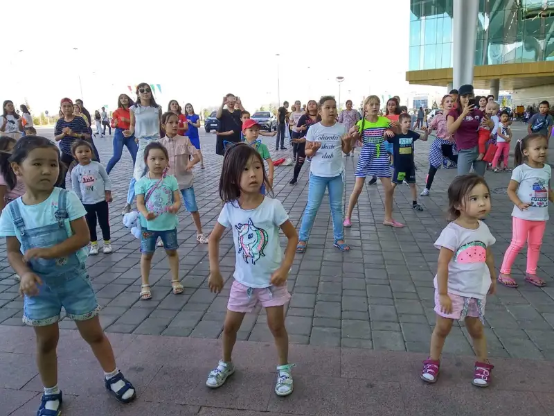 Разминку провели известные тренеры для жителей столицы