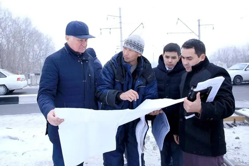 Сенатор проверил ход строительства пешеходного моста на станции Шамалган