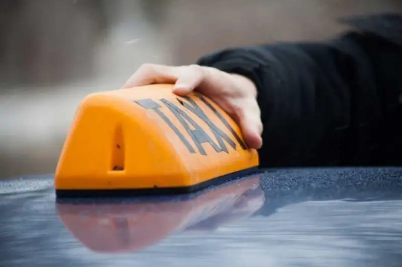 95 таксистов наказали за приставание в аэропорту Алматы