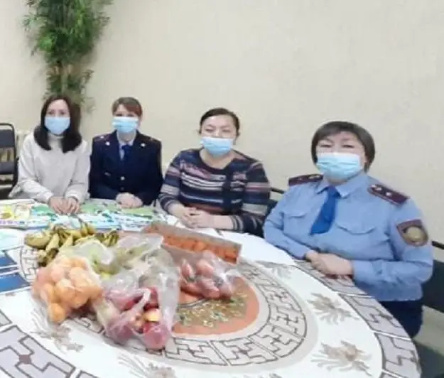 Полицейские и общественники сделали подарки детям кризисного центра Кокшетау