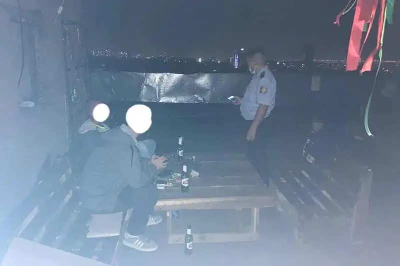 Дискотеку на крыше многоэтажки устроили в Алматы