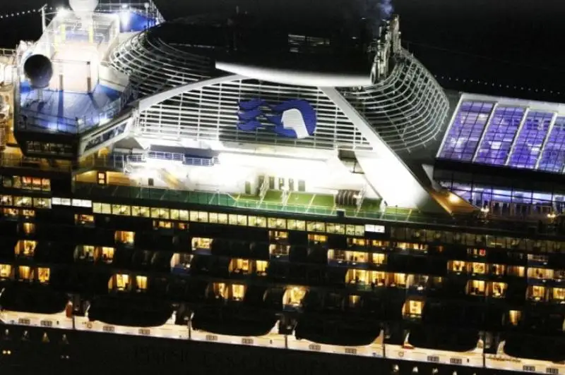 Япония наложила карантин на круизный лайнер: у одного из пассажиров диагностирован коронавирус