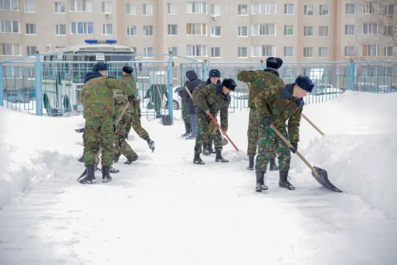 Спасатели оказали помощь в уборке снега столичным жителям