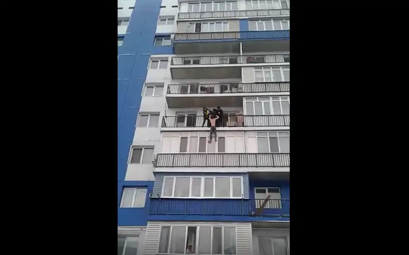 В Алматинской области 20-летний парень «назло» брату свесился с балкона