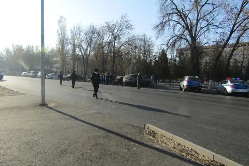 Мужчина угрожал взорвать гранату в здании суда в Таразе