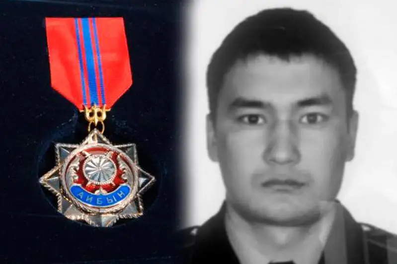 Глава государства наградил полицейского Дархана Базарбаева орденом «Айбын» ІІІ степени посмертно