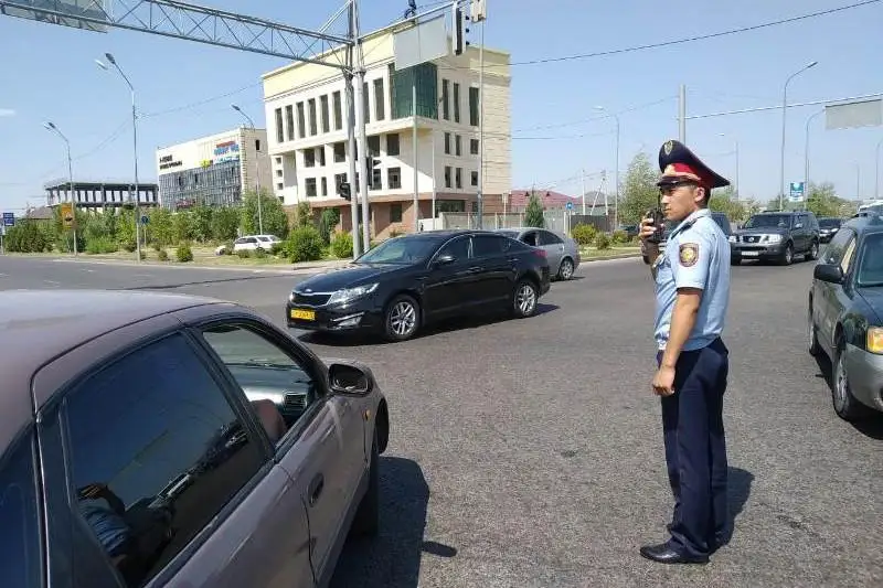 Полиция Алматы регулирует дорожное движение вручную