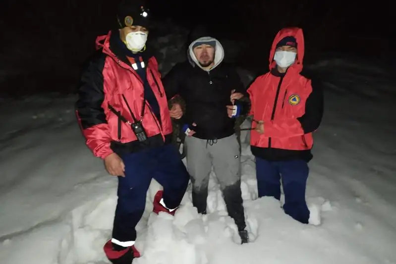 Двух замерзших туристов спасли на пике Кумбель в Алматы