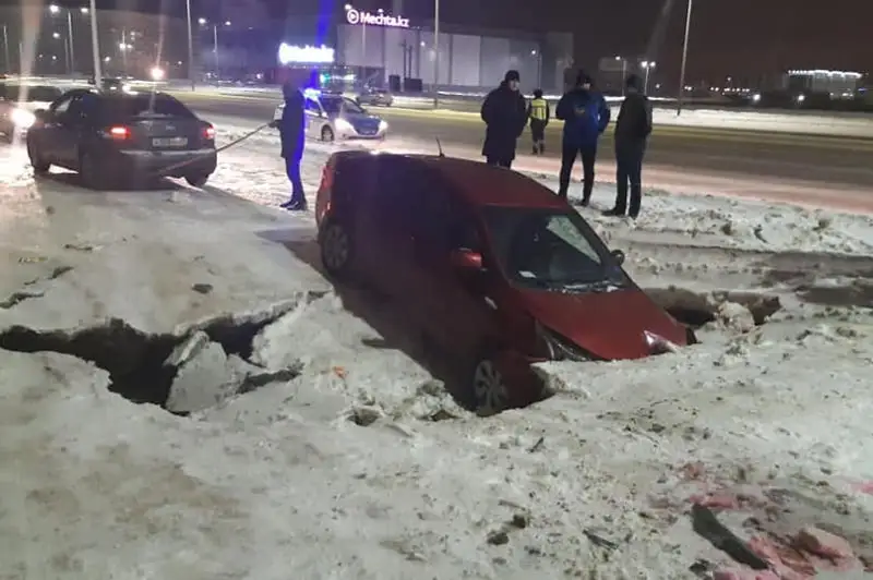 Автомобиль провалился под асфальт в Нур-Султане