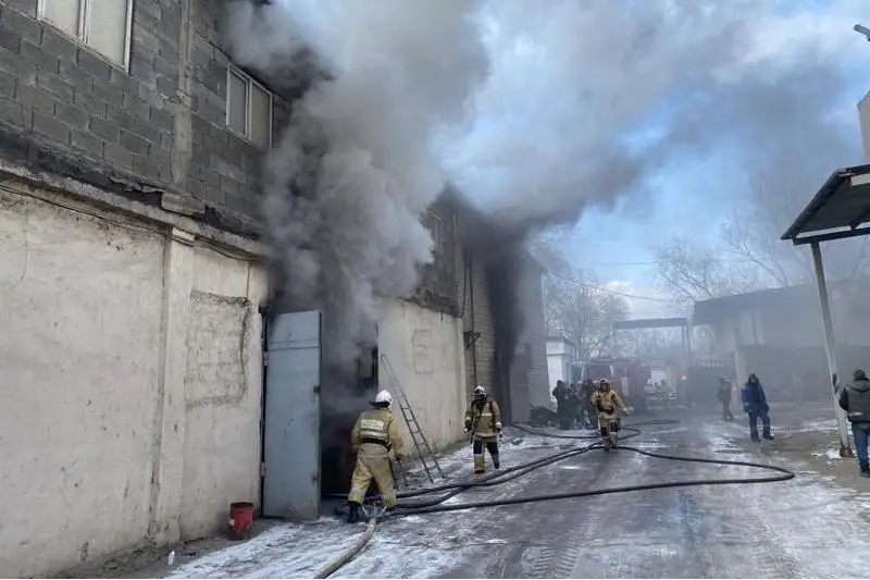 Мебельный цех и склад загорелись в Алматы