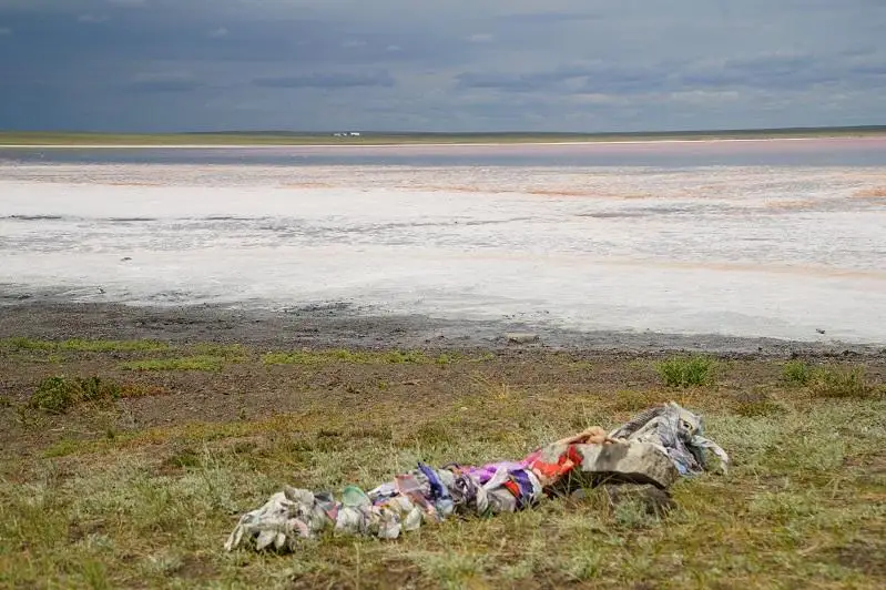 Пляж озера Тениз похож на помойку -  блогер