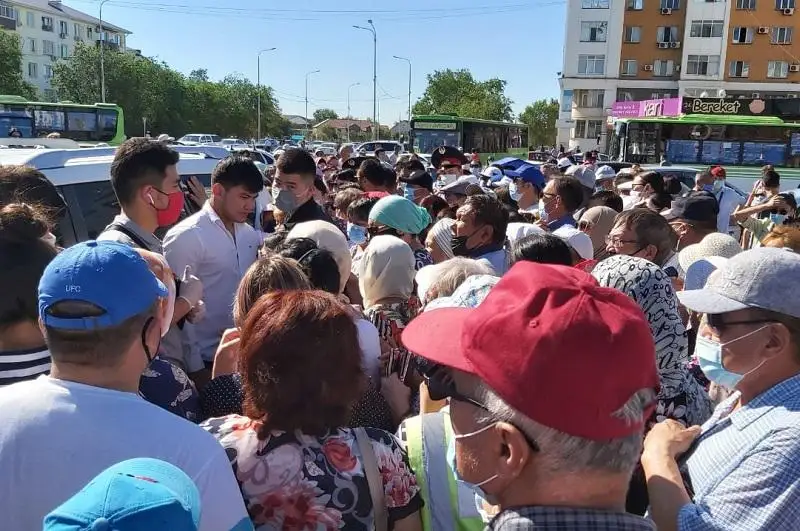 В Атырау из-за несоблюдения санитарных норм отменена акция по раздаче лекарств