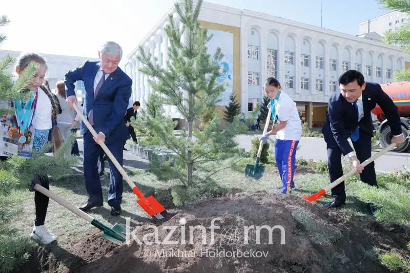 Бердибек Сапарбаев и Алтай Кульгинов посадили деревья вместе со школьниками