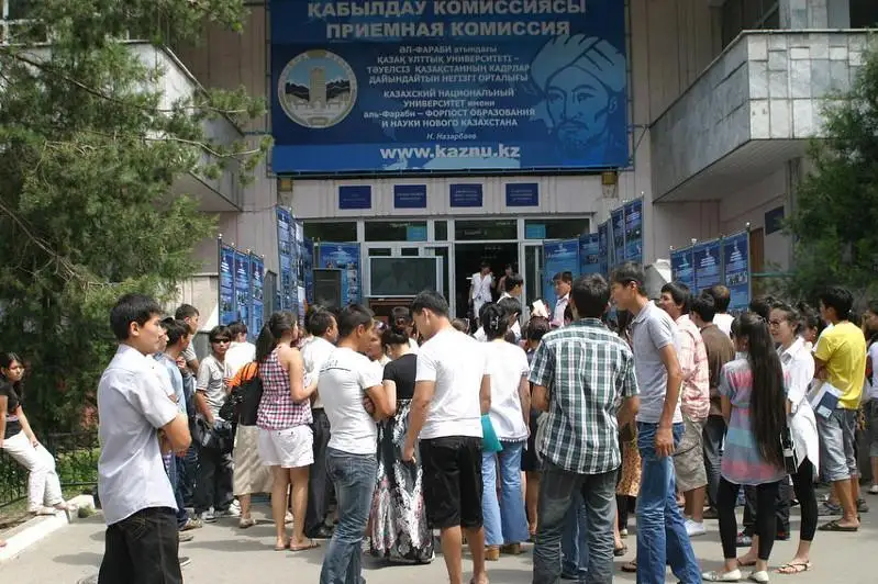 Прием документов на обучение по гранту начался для выпускников из многодетных семей в Алматы