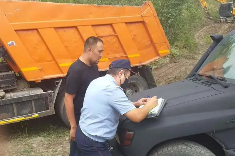 Водителей грузовиков задержали за кражу чернозема в Алматы