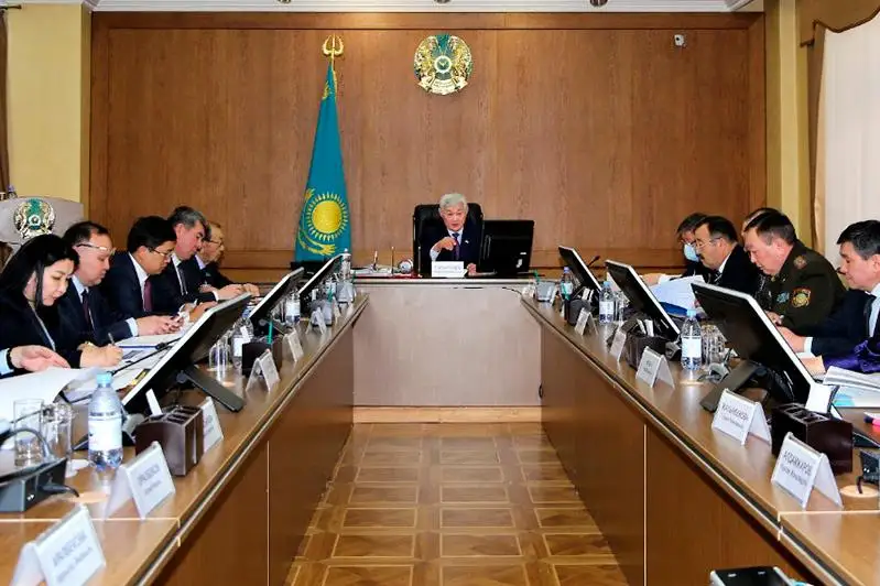 Бердибек Сапарбаев раскритиковал общественный транспорт, дороги и некачественные субботники