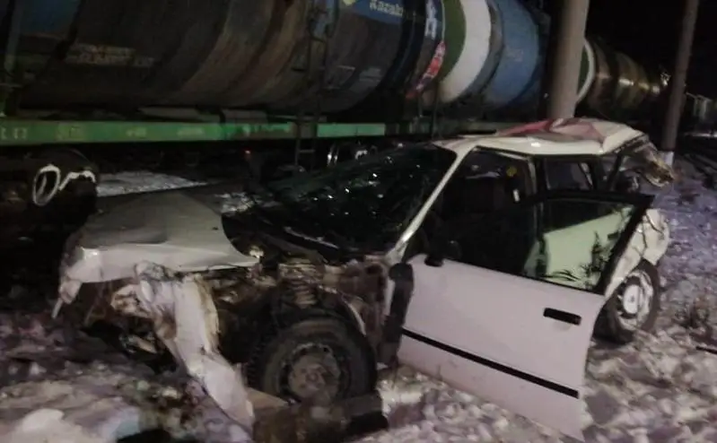 Врезавшийся в локомотив грузового поезда водитель машины был пьян