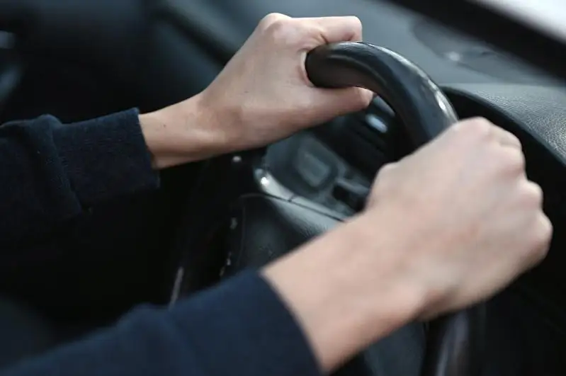 Протащил на капоте полицейского дебошир-водитель в Шымкенте