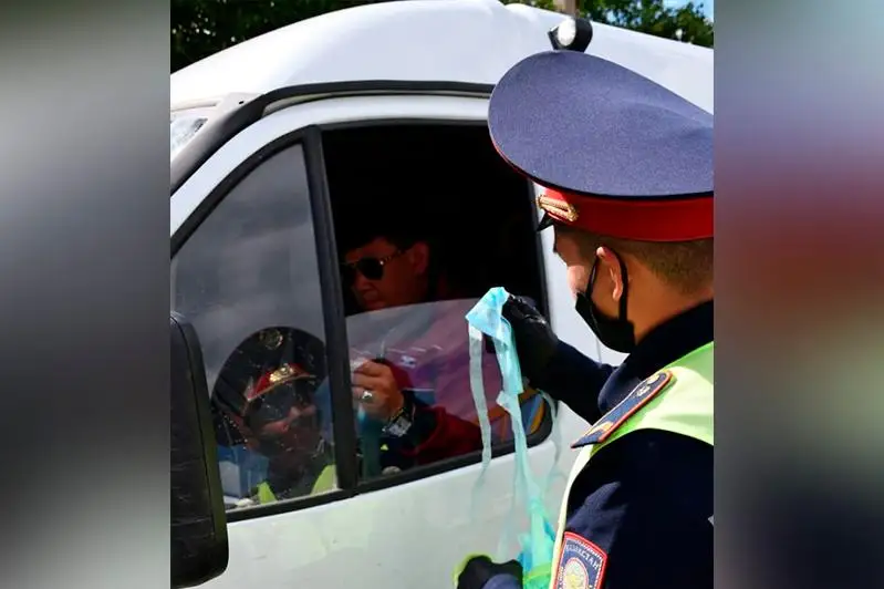 Более 100 масок раздали полицейские кокшетауцам