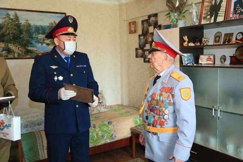 Столичные полицейские поздравили ветеранов ВОВ с 75-летием Победы