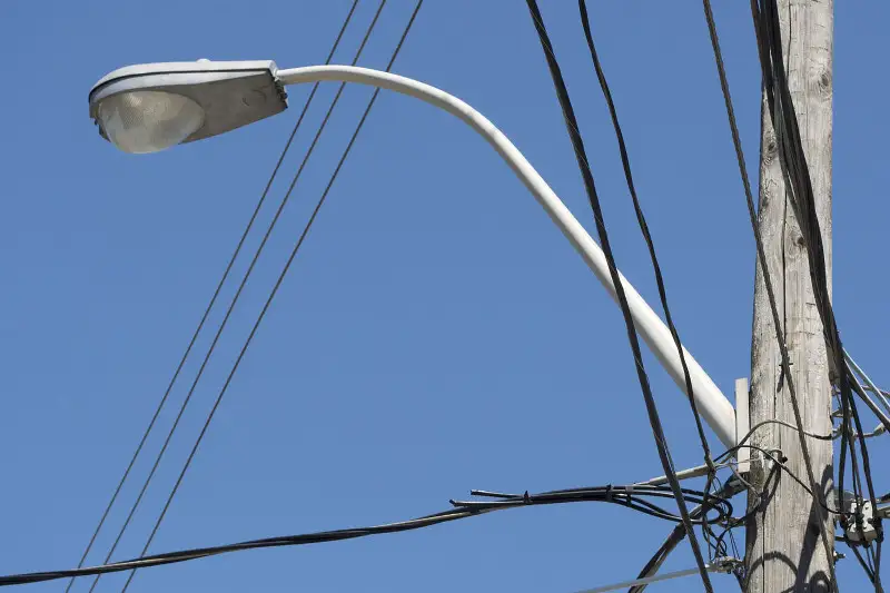 Свыше 600 неработающих светильников выявили на улицах Алматы