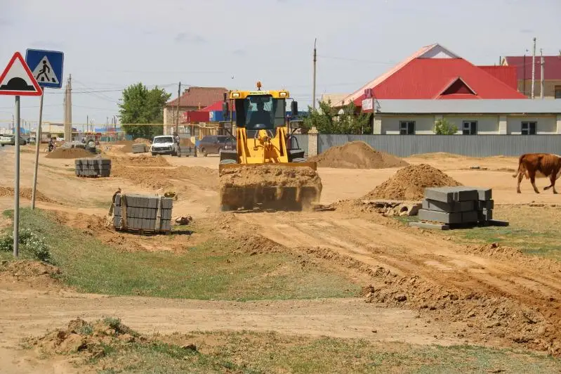 В одном из сел Западного Казахстана прокладывают тротуары