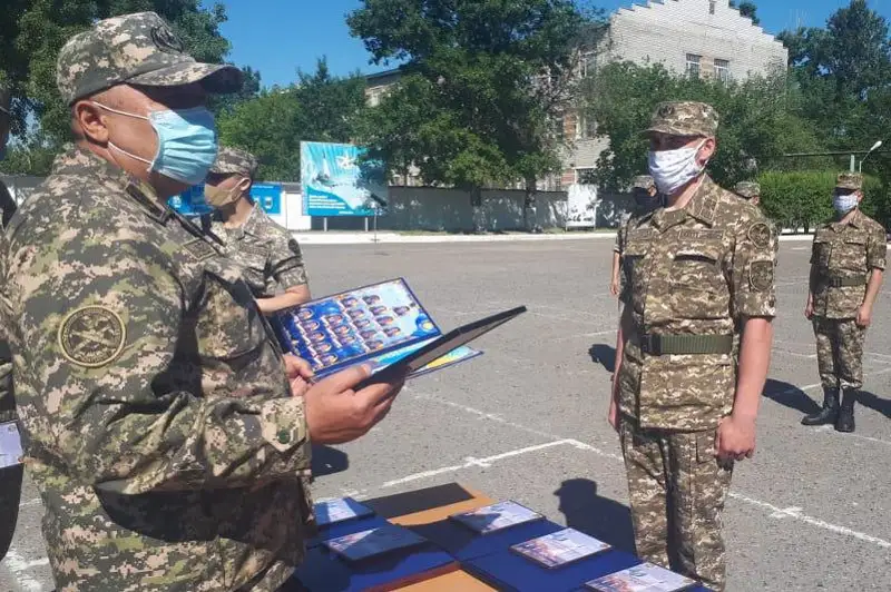 Свыше тысячи военнослужащих уволены в запас в ВКО