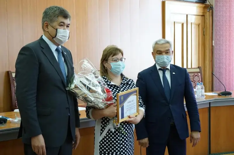 Елжан Биртанов наградил медиков Семея, участвовавших в борьбе с коронавирусом