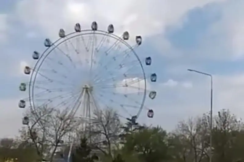 Нашумевшее колесо обозрения демонтируют в Рудном