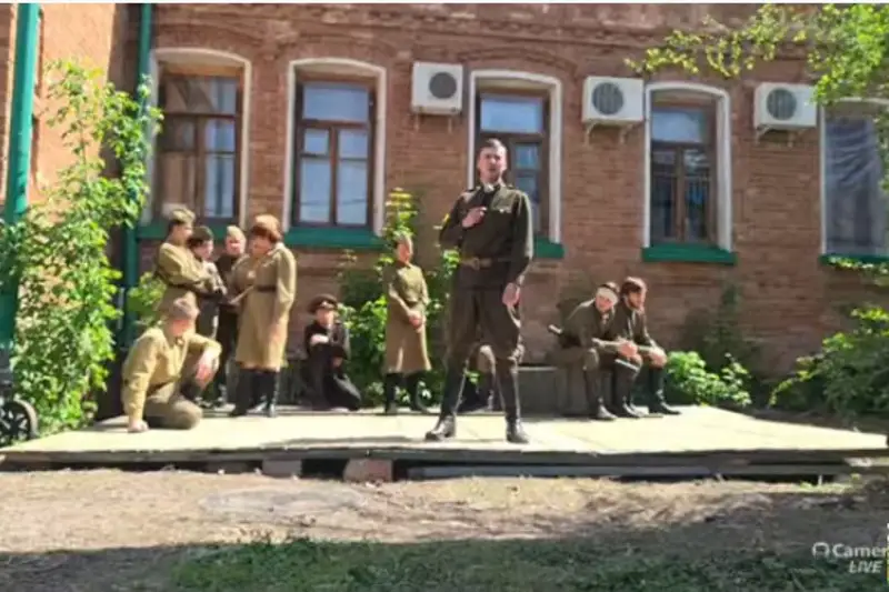 Онлайн-концерт ко Дню Победы дали актеры столичного театра