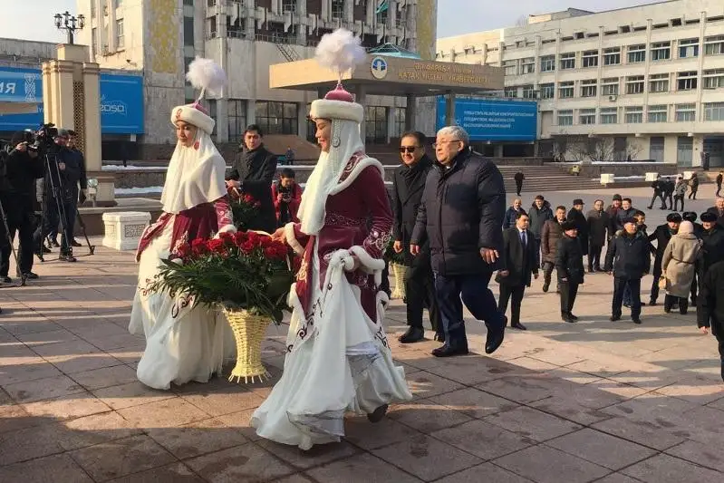 В Алматы возложили цветы к памятнику аль-Фараби